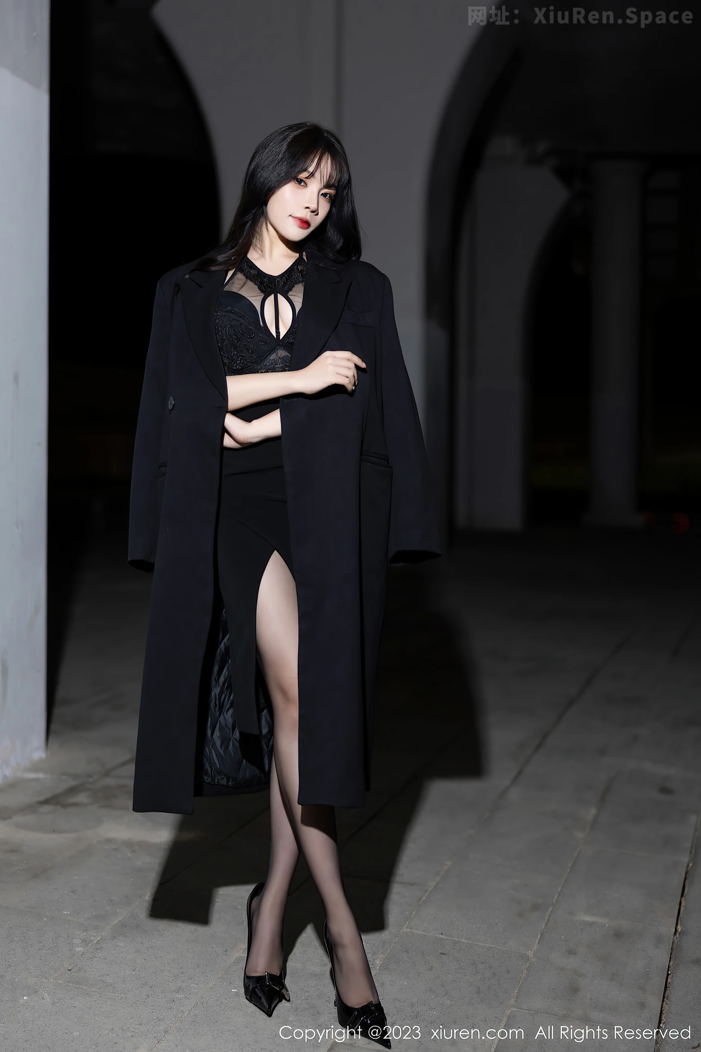 图片[4]-[XiuRen秀人网]VOL.7820 女神徐莉芝Booty性感黑色礼裙露黑色内衣配超薄黑丝魅惑写真84P-秀人网官方网站